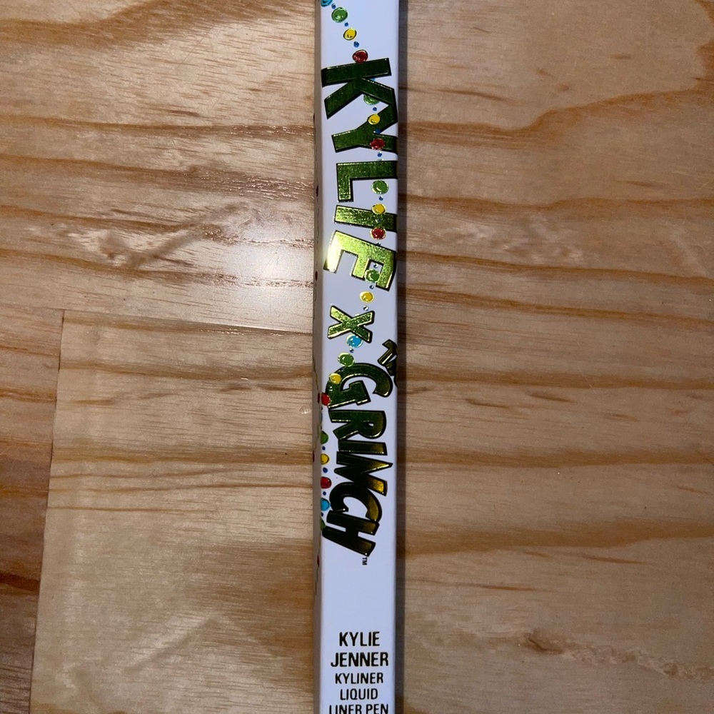 Kylie cosmetic eyeliner
